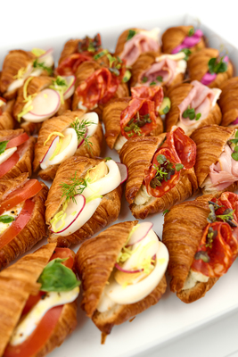 catering plněné slané croissanty chlebíčky